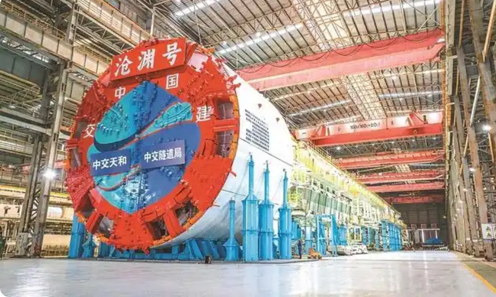 我國(guó)自主研制超大直徑盾構(gòu)機(jī)“滄淵號(hào)”在江蘇下線