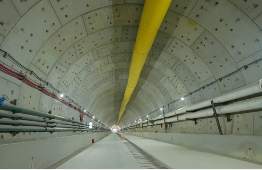 世界首條設(shè)計(jì)時(shí)速350公里單洞雙線高速鐵路海底隧道貫通