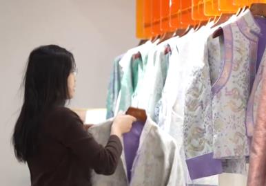 傳統(tǒng)文化“穿”身上 “新中式”國潮走俏春日經(jīng)濟(jì)