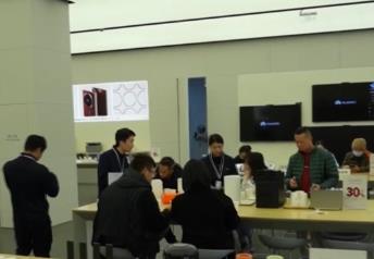 手機(jī)、相機(jī)、無人機(jī)等攝影器材銷量攀升 假日“約拍經(jīng)濟(jì)”持續(xù)升溫