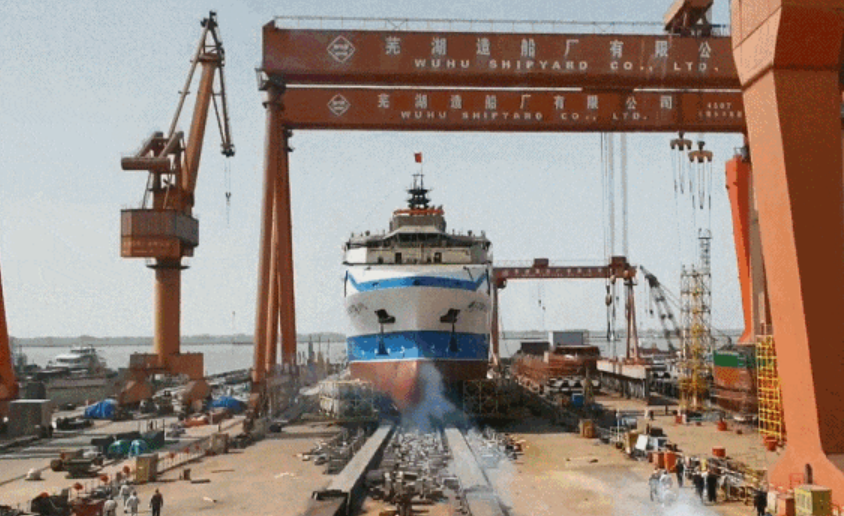 下船臺、入長江！我國首艘集成式大型壓裂船順利入水