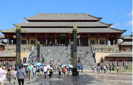 橫店影視城：影視“出?！比Ψ?老外“跟來”入戲