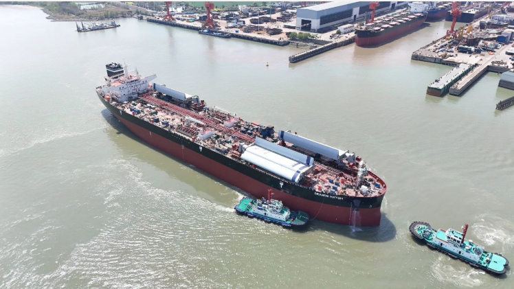 中國船舶外高橋造船首艘風(fēng)帆助推油船出塢