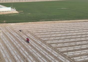 新疆阿瓦提縣：我國(guó)長(zhǎng)絨棉之鄉(xiāng)春播開啟機(jī)械化作業(yè)