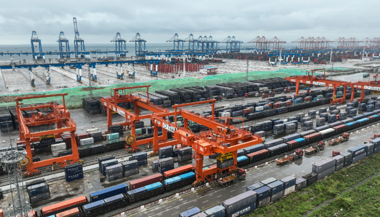 西部陸海新通道鐵海聯(lián)運(yùn)班列累計(jì)運(yùn)輸貨物突破400萬標(biāo)箱