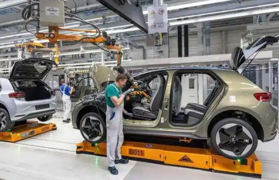 美國關(guān)稅政策沖擊下，歐洲多家車企宣布暫停發(fā)貨、閑置工廠