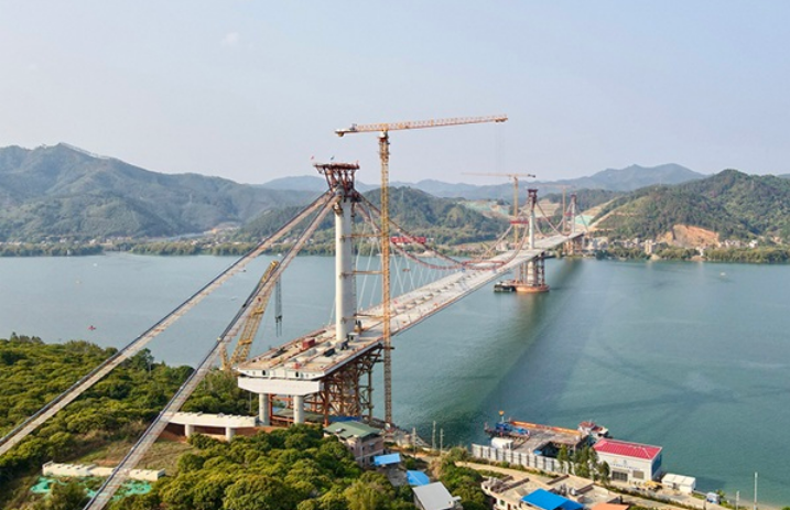 在建世界最大跨徑獨柱式三塔空間纜懸索橋——蒼容潯江大橋順利合龍