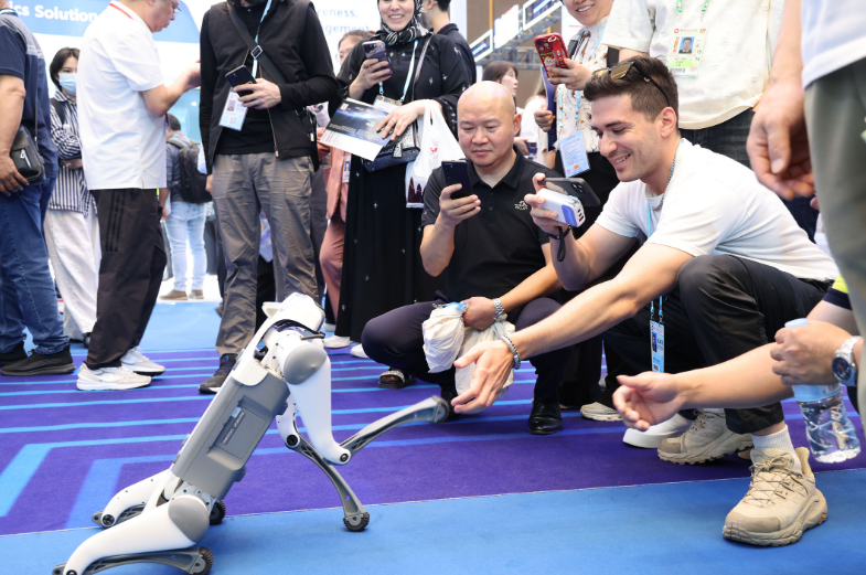 首設(shè)服務(wù)機器人專區(qū)　廣交會盡顯“中國智造”魅力