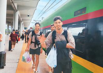 更多外國朋友“打卡”春日中國