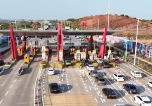 透過(guò)數(shù)據(jù)看“五一”假期出行“熱度”全國(guó)公路“車(chē)流”呈現(xiàn)三大特點(diǎn)