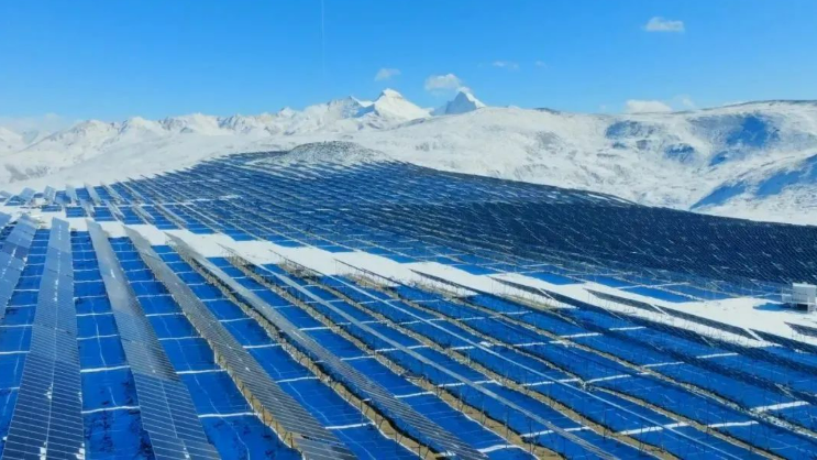 中國華電突破“高海拔+弱電網(wǎng)”光照雪域險峰