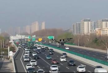 河南鄭州：“空中衛(wèi)士”24小時值守 貼心護航高速旅途