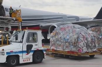 “數(shù)”讀物流“快跑”消費(fèi)“火熱” 中國(guó)經(jīng)濟(jì)穩(wěn)步向前引擎足