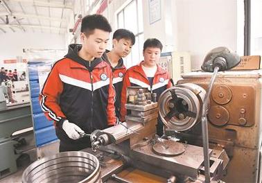 教育部推動開設1000個微專業(yè)和1000個職業(yè)能力培訓課程　“雙千”計劃解鎖高質(zhì)量就業(yè)密碼