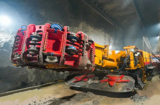 中色大冶投用全國首臺滾刀式巖石掘進機