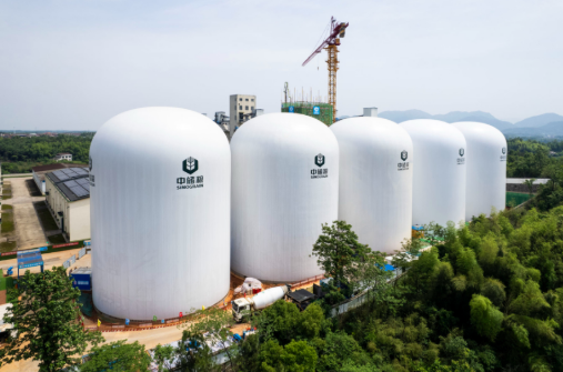 首批9000噸級(jí)氣膜糧倉(cāng)完成充氣成型