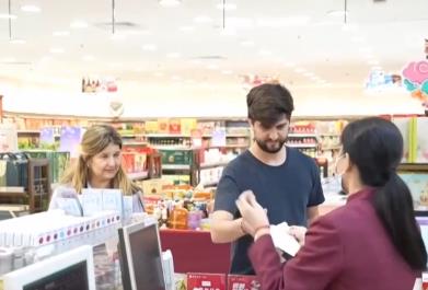 擴(kuò)商店、增商品、優(yōu)服務(wù) 讓國(guó)內(nèi)消費(fèi)者和境外游客惠購(gòu)全球好物、惠享優(yōu)質(zhì)服務(wù)