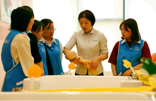 怎么培訓(xùn)、誰能參加、有補(bǔ)貼嗎？——聚焦6部門家政培訓(xùn)行動(dòng)