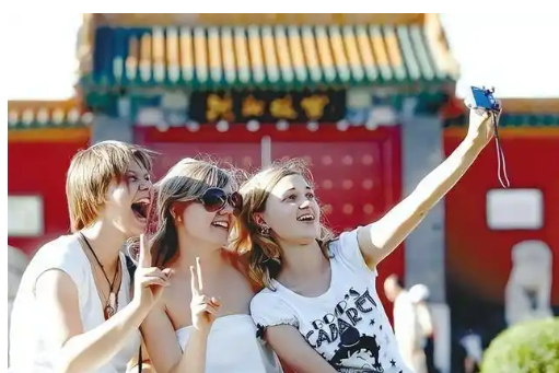 架起交往交流、相知相近的重要橋梁——“中國(guó)經(jīng)濟(jì)圓桌會(huì)”共話“中國(guó)游”