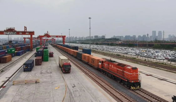 中豫港務(wù)集團(tuán)首票“中吉烏”鐵公聯(lián)運(yùn)貨物發(fā)車(chē)