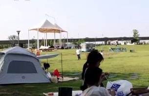 “露營經(jīng)濟”點亮城市活力 戶外休閑消費迎來新熱潮