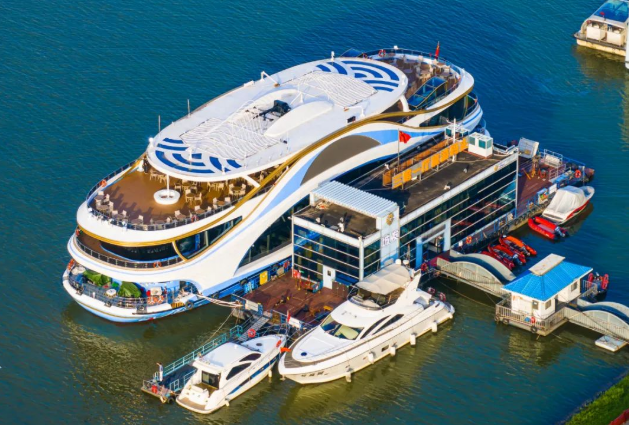 湘江水路旅游進(jìn)入“綠色時代”！湖南最大新能源游輪“橘洲號”首航