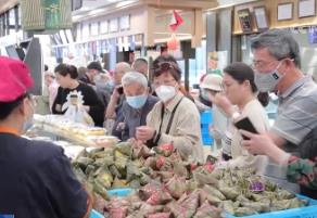 粽子口味多樣 香包寓意吉祥 端午節(jié)民俗商品走俏市場