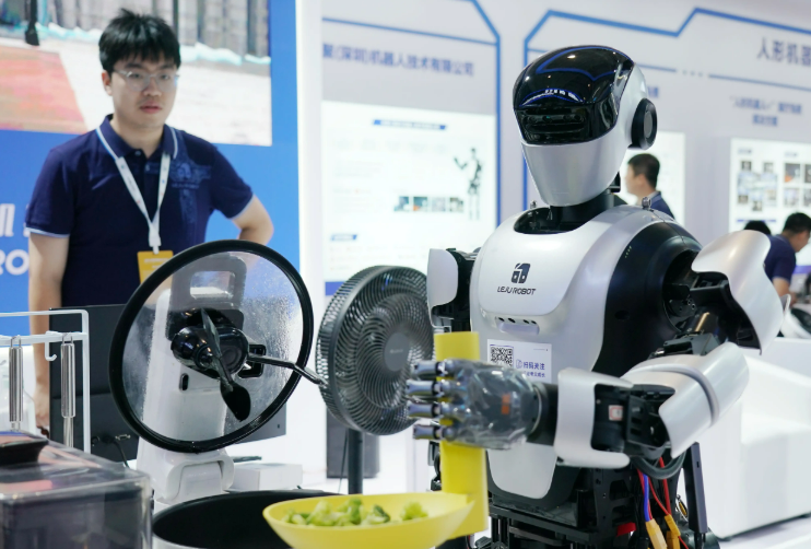 人形機(jī)器人“加速跑” 規(guī)模化應(yīng)用亟需實現(xiàn)“三突破”