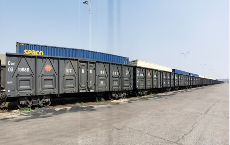 老敞車(chē)煥發(fā)新活力 國(guó)家能源集團(tuán)首列“散貨+集裝箱”雙功能敞車(chē)正式投運(yùn)