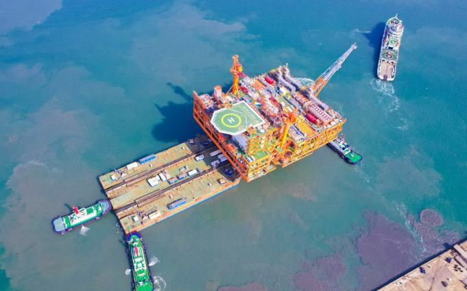 重量超2萬噸！渤海最大海上油氣平臺離港起運