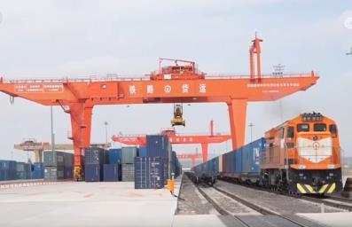 “鋼鐵駝隊(duì)”勢頭強(qiáng)勁保障全球供應(yīng)鏈穩(wěn)定 為經(jīng)濟(jì)發(fā)展插上騰飛“翅膀”