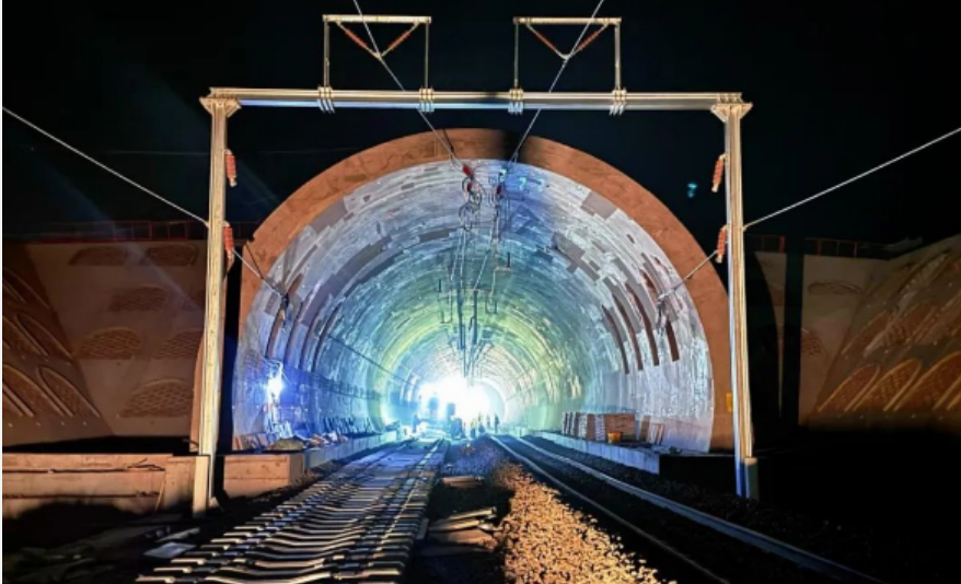 內(nèi)蒙古最長(zhǎng)高鐵隧道鋪軌完成