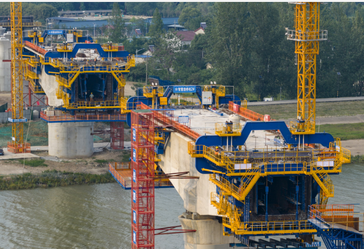 中國(guó)中鐵自主研發(fā)懸臂智慧造橋機(jī)成功投用