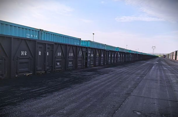 國家能源集團首列長運距礦石集裝箱班列開行