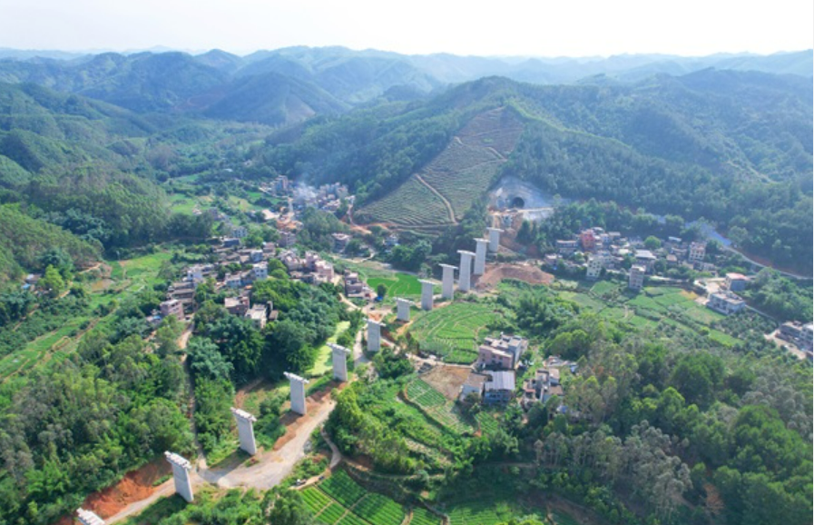 雙節(jié)點(diǎn)雙突破 柳州至梧州鐵路兩座隧道實(shí)現(xiàn)同日貫通