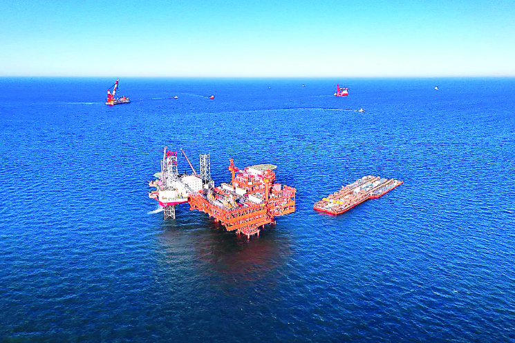 渤海海域重量最重、外形尺寸最大的海上油氣平臺(tái)完成浮托安裝