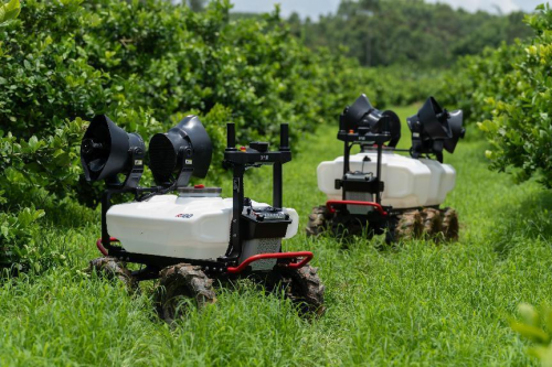 果園植保新革命！極飛R100無(wú)人車(chē)讓你告別背藥桶時(shí)代