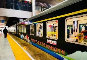 今年以來入藏旅游專列開行數(shù)量和服務(wù)游客量創(chuàng)新高