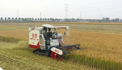 田野里的“硬把式”！“三夏”時節(jié)看農(nóng)機之變