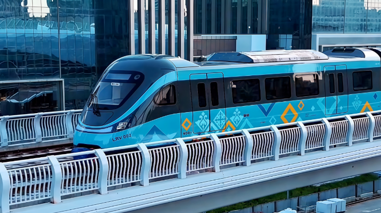 中哈共建阿斯塔納輕軌項(xiàng)目首列列車完成吊裝