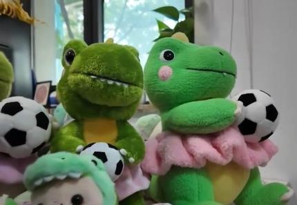 “蘇超”激活城市經(jīng)濟(jì)！住宿美食折扣優(yōu)惠 恐龍玩偶熱銷