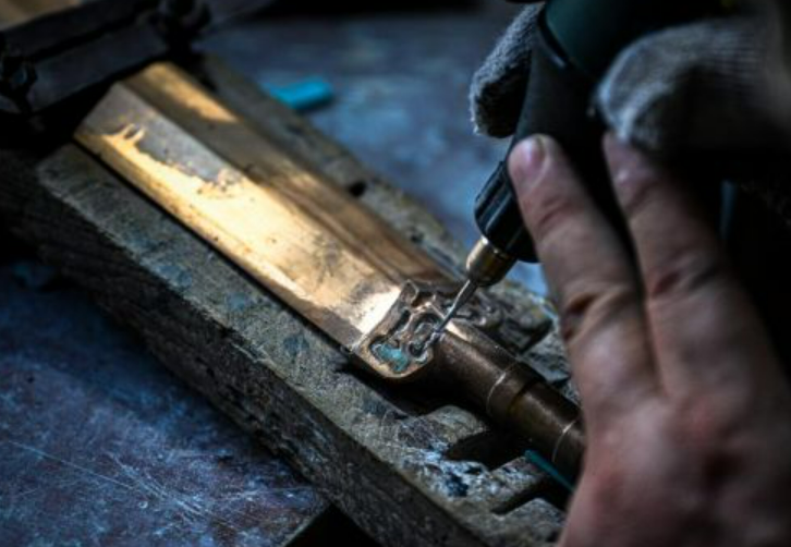 鉛錫刻鏤：飛刀走線，青銅“生花”