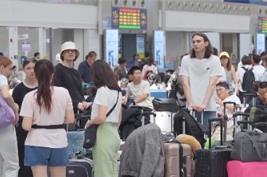 “平穩(wěn)、快速，很棒！” 中外游客點贊“暑運版”高鐵