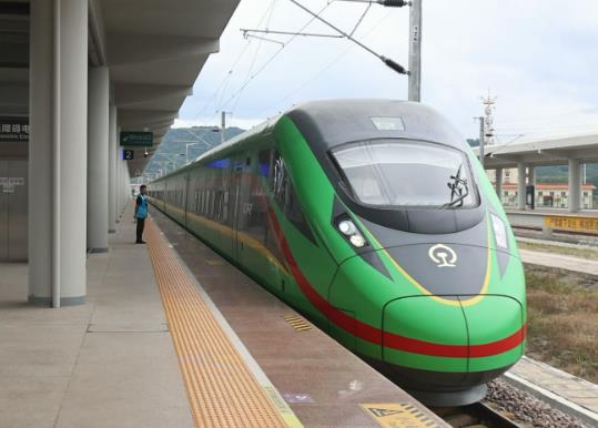 免簽通關(guān)更便利 中老鐵路簽發(fā)首枚貼紙式臨時(shí)入境許可