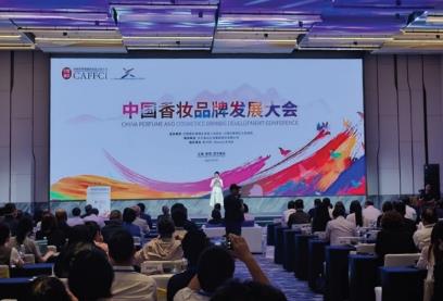 從“流量驅(qū)動(dòng)”到“價(jià)值創(chuàng)造” 從“營(yíng)銷內(nèi)卷”向“品牌升維” 中國化妝品行業(yè)走好品牌價(jià)值重構(gòu)之路