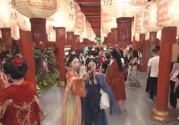 “影視+文旅”帶動(dòng)“劇中同款”銷量增長(zhǎng) 主題IP游成文旅消費(fèi)新亮點(diǎn)