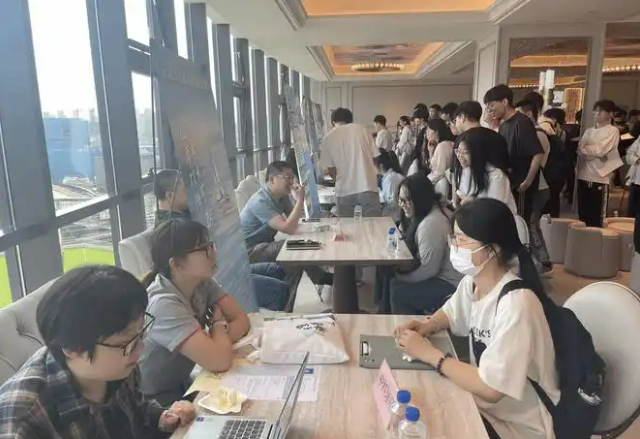 跨區(qū)域招聘、開設(shè)微專業(yè)……政校企協(xié)同發(fā)力破解就業(yè)難題