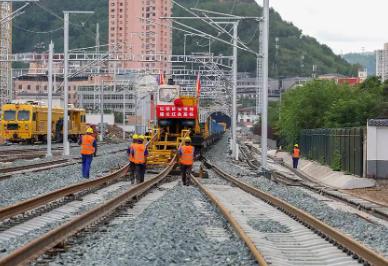 1小時(shí)到西安 陜北革命老區(qū)延安首條高鐵軌道貫通