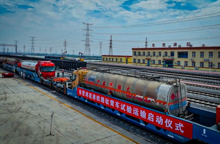 全國(guó)首列公路罐車馱背運(yùn)輸試驗(yàn)列成功開行