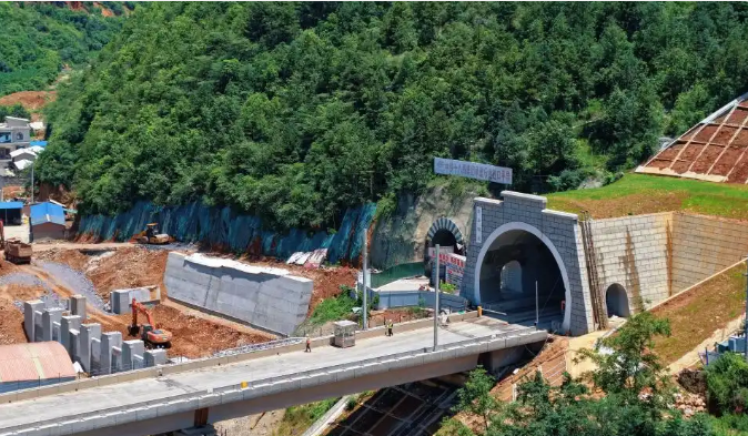 全長(zhǎng)11.5公里 渝昆高鐵重難點(diǎn)工程樂業(yè)隧道貫通
